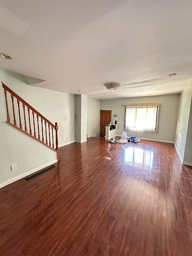 Building Photo - 3 bedroom 1 bath house available in South ...