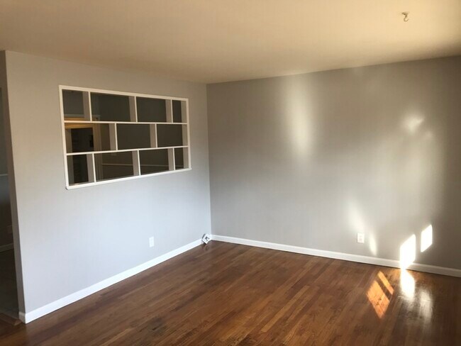 Building Photo - House for rent 3 bedroom 2 bath