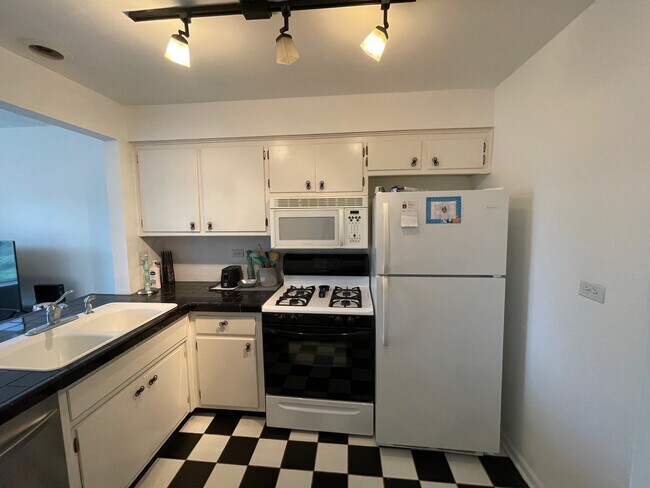 Building Photo - 1455 Shermer Rd