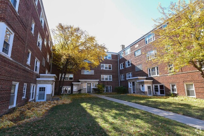 Building Photo - 2735 W Berwyn Ave