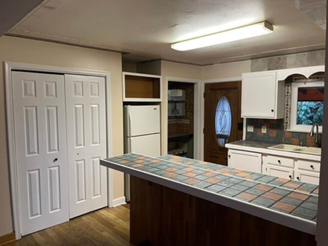 Charming 4 Bedroom 2 bath apartment near d... - Charming 4 Bedroom 2 bath apartment near d...