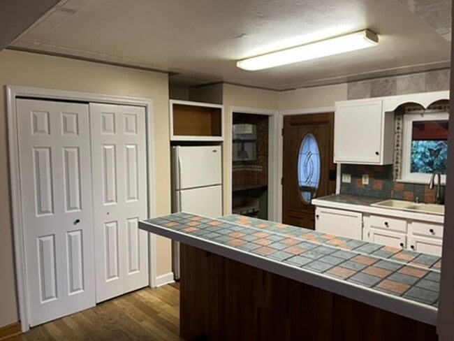 Charming 4 Bedroom 2 bath apartment near d... - Charming 4 Bedroom 2 bath apartment near d...