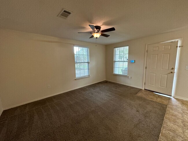 Building Photo - 3 Bedroom 1 Bath Cottage home in Pensacola!