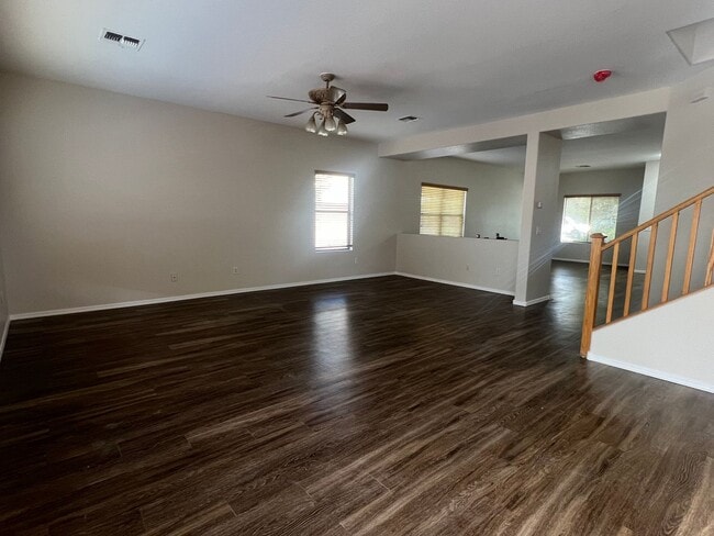Building Photo - Highly desirable Spectrum community! Showi...