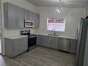 Building Photo - 621 SW 64th Pkwy