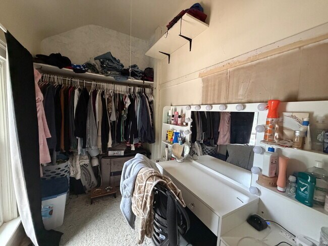 Building Photo - 3 bedroom 1 bath Apartment Available June 1st!! Massive bedrooms and a 5 minute walk to campus.