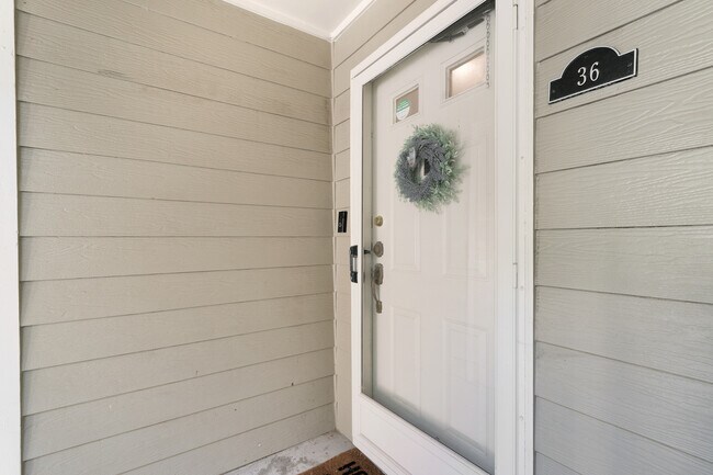 Building Photo - 36 Lakes Edge Dr SE