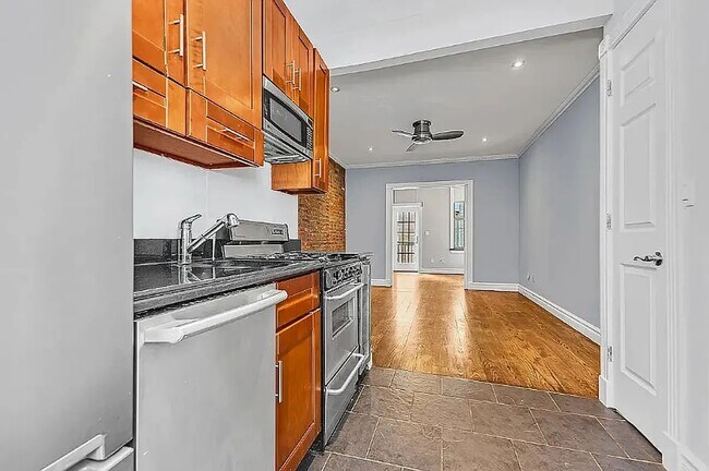 Foto del edificio - 345 W 53rd St