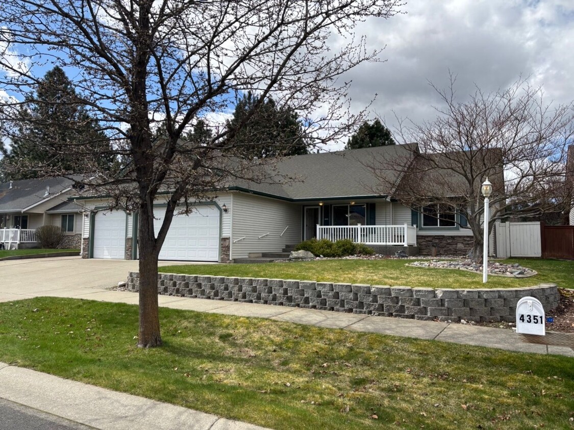 Primary Photo - Charming 3-Bedroom Home with Mountain View...