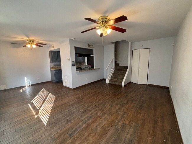 Building Photo - Charming 2 bedroom townhome in Phoenix!