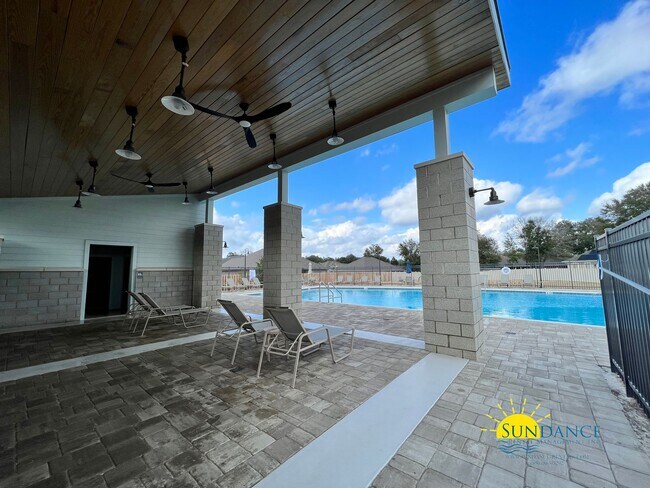 Foto del edificio - Community Pool in South Crestview, a must ...