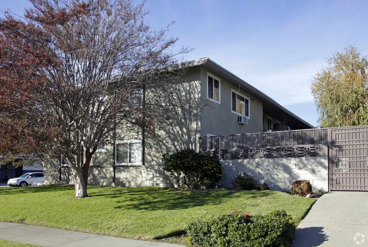 Primary Photo - 1028 W E St