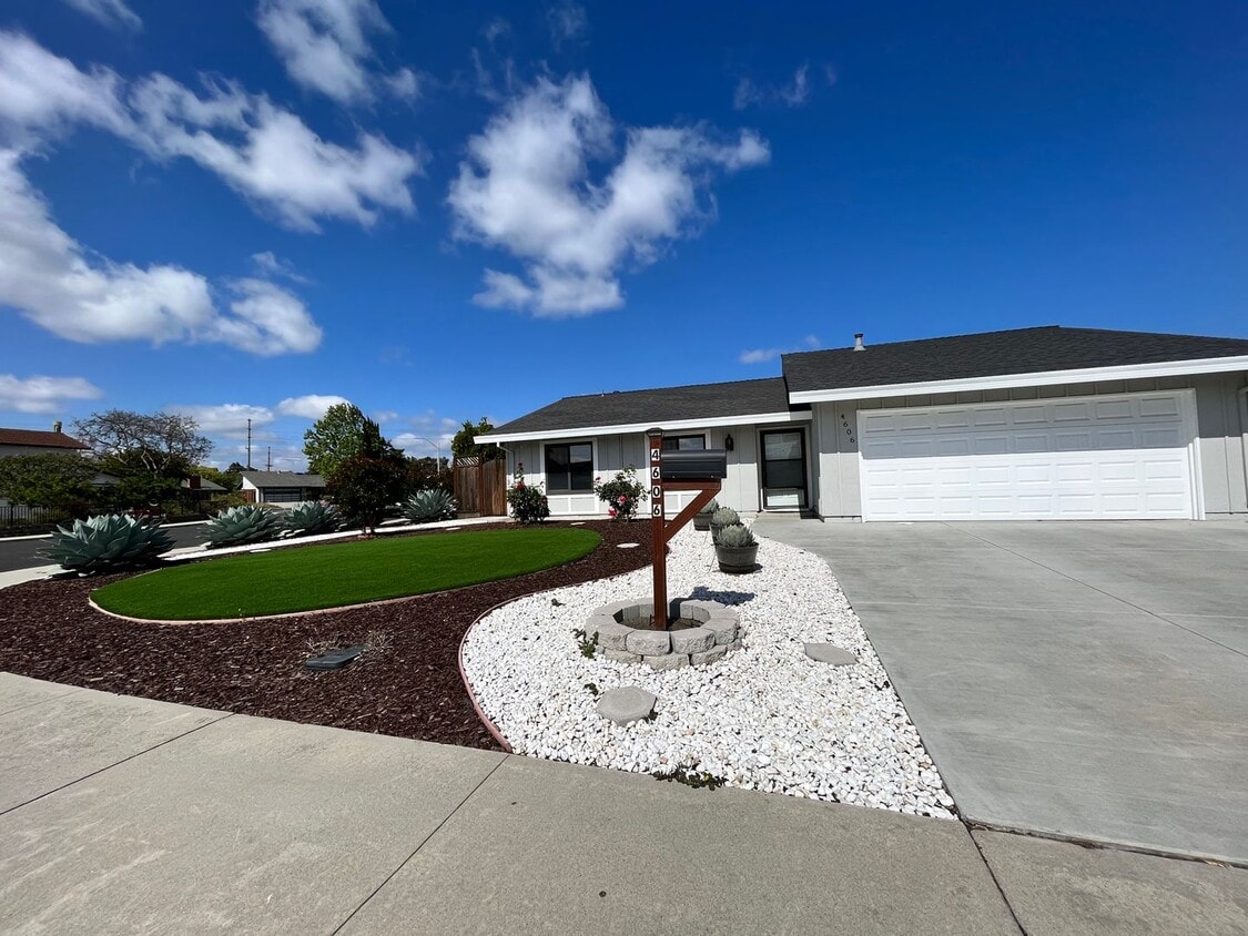 Foto principal - 3 bedroom, 2 bath home on a corner lot clo...