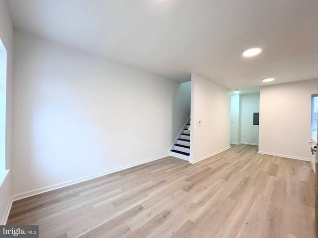 Foto del edificio - 319 E Lehigh Ave