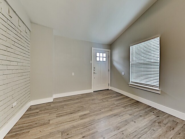 Foto del edificio - 6004 Laurelwood Ct