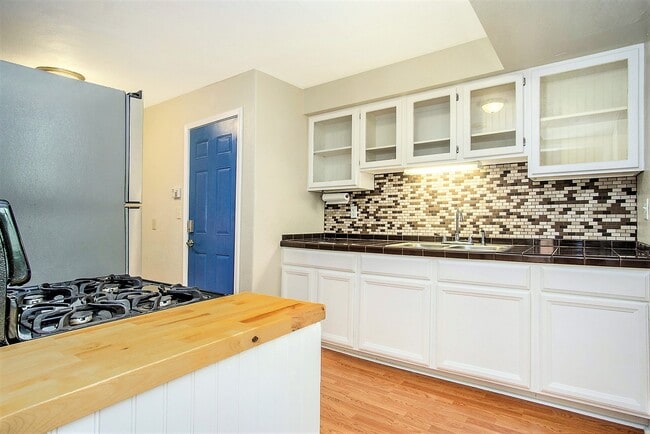 Glass Doors on Upper Cabines - 1209 Pine St