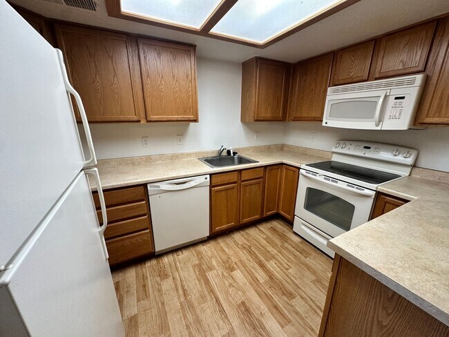 Foto del edificio - Charming Loft Style 2-Bedroom 2-Bath Condo with Dual Balconies