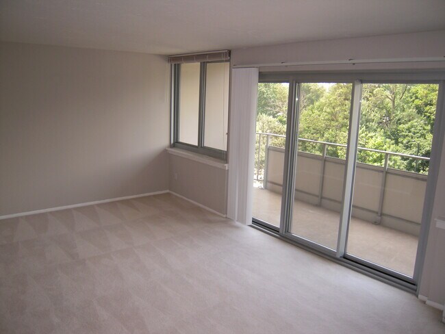 Foto del edificio - 12900 Lake Ave