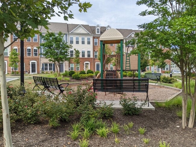 Building Photo - Gorgeous Newer Build (2019) 4 level townho...