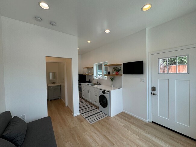 Building Photo - Altadena Gem