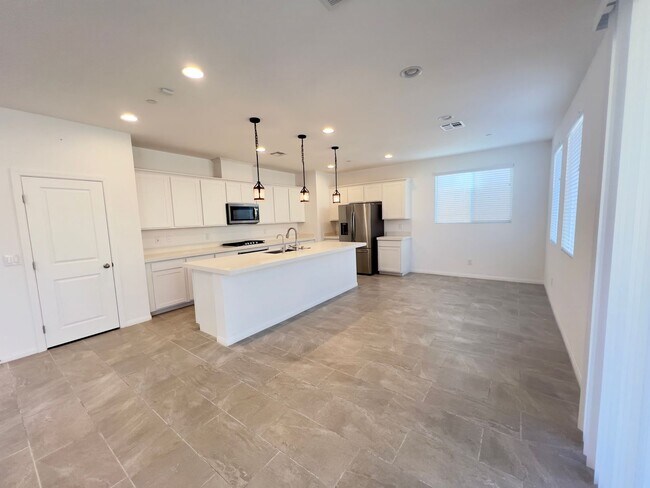 Building Photo - 3 bedroom, 2.5 bathroom home located in Skye Canyon!
