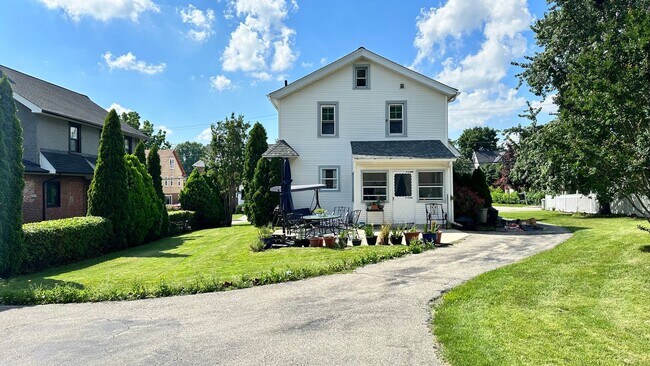 Foto del edificio - Incredible 3-Bedroom Detached Home in Bryn...