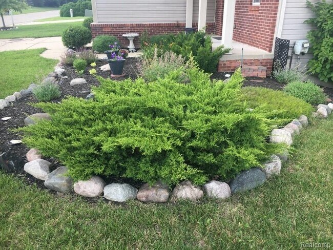 Building Photo - 10105 Edgewater Trail