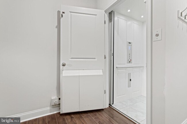 Building Photo - 7086 Executive Way