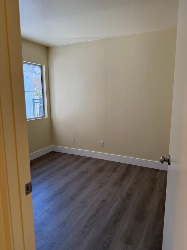 Foto del edificio - 6374 Gage Ave