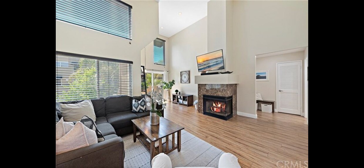 High vaulted ceilings with lots of natural lighting - 21126 Rose