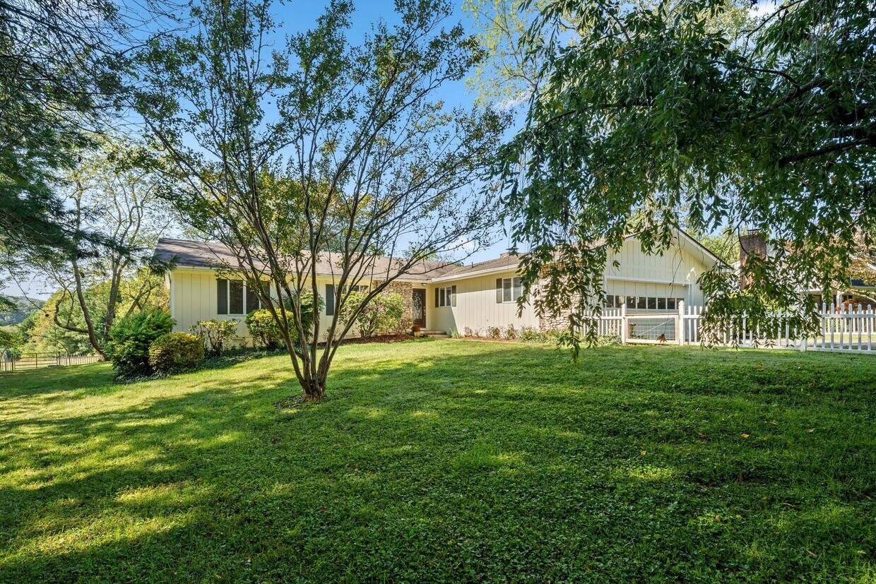 Primary Photo - Spacious Updated Ranch