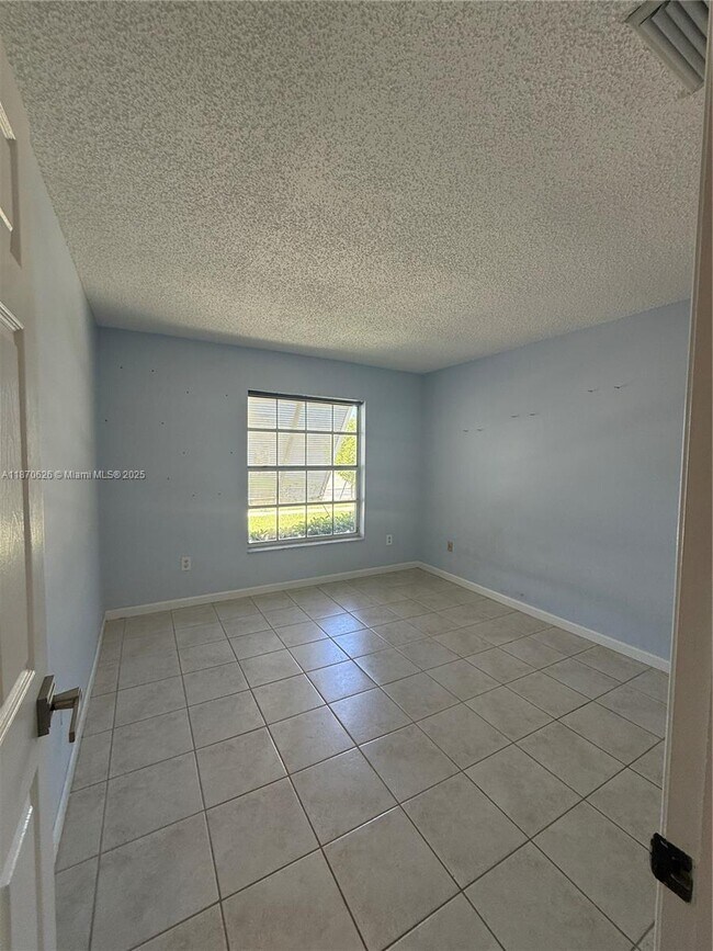 Foto del edificio - 665 SE 25th Ln