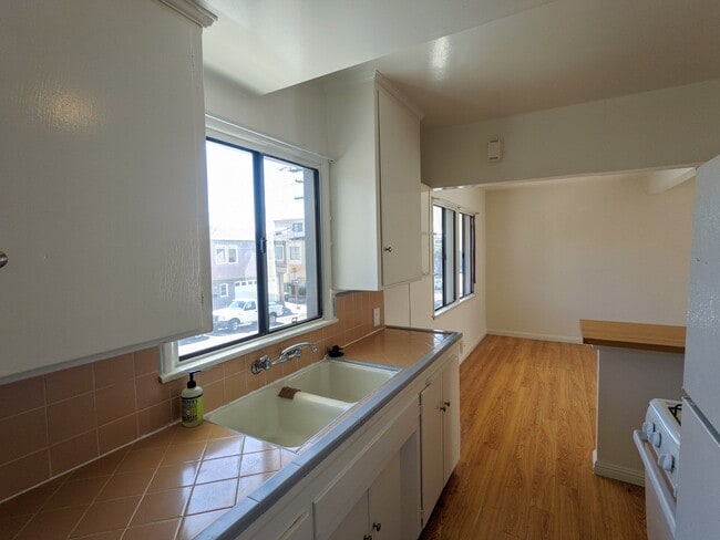 Building Photo - 131 8th St