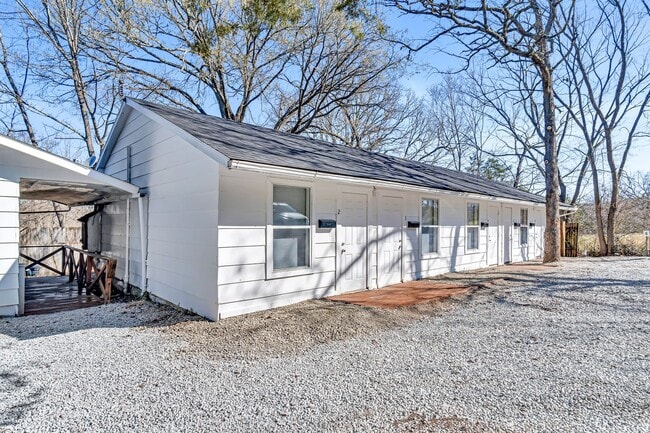Building Photo - Studio Apartment in Hollister, MO -  near  College of the Ozarks, Affordable Living- All Utilitie...