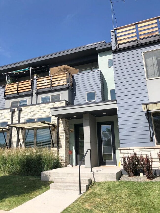Building Photo - Modern 3 Bed 2.5 Bath Townhome Near Old Town!