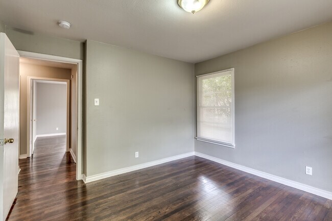 Building Photo - Cozy 3 Bedroom Home in SE Dallas