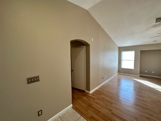 Foto del edificio - A Fabulous 3 Bedroom Single Story Home.