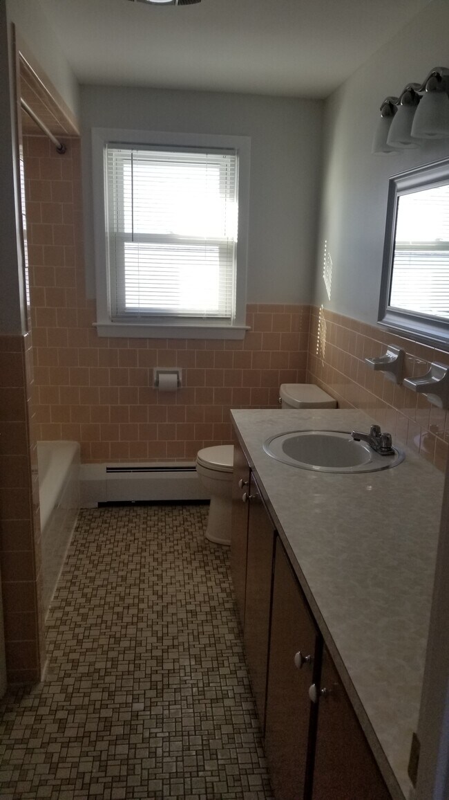 bathroom - 98 Gloucester St