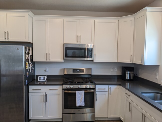 Gas range, fridge included in rent - 4312 E Grassland Way