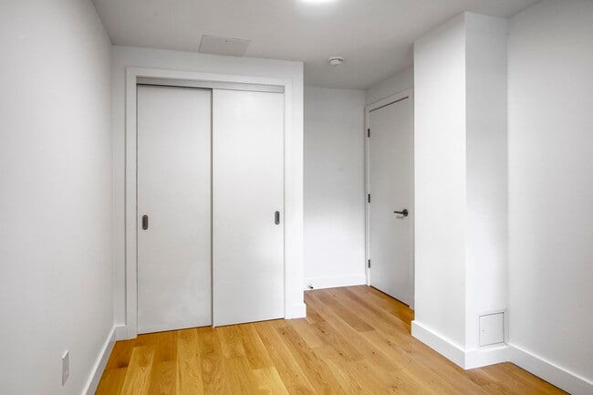 Building Photo - 10 Av. Rosemount