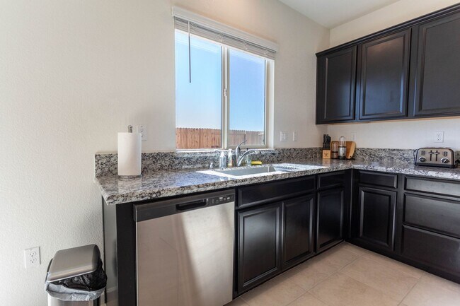 Building Photo - Spacious 4BR House in Rancho Cordova