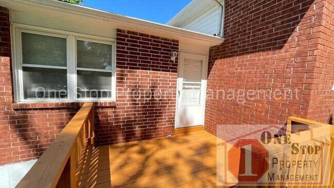 Foto del edificio - Beautiful 3 Bedroom / 2 Bathroom Duplex in...