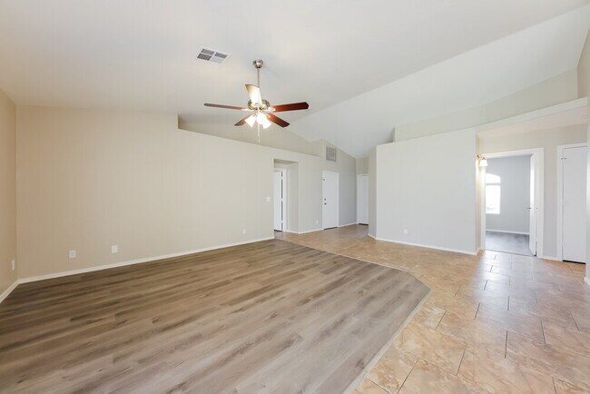 Building Photo - 865 W Mesquite Ave