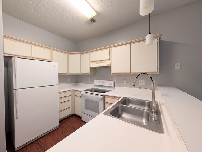 Building Photo - 484 River Oaks Dr