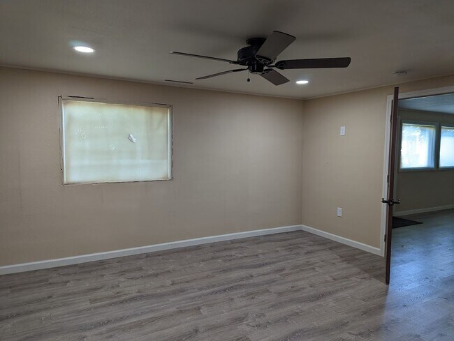 Building Photo - 3 bedroom 2 bath Pet-Friendly House with Amazing Backyard!