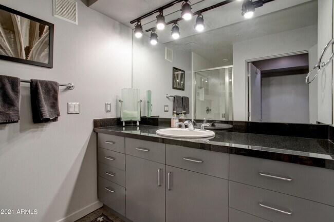 Foto del edificio - 7301 E 3rd Ave