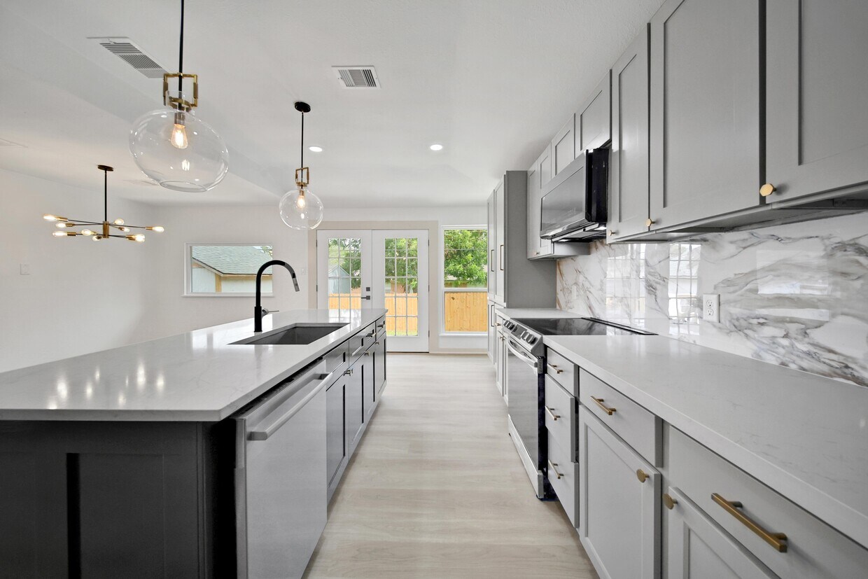Chef's Kitchen - 5515 Cannonway Dr