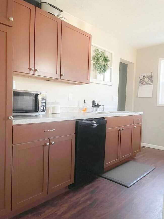 Foto del edificio - Charming & Cozy 3BR Retreat with Modern Touches in Quiet Des Moines Neighborhood