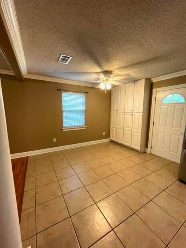 Foto del edificio - 17059 Lonnie Rd