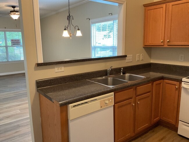 Foto del edificio - 1724 Clemmon Sanders Cir